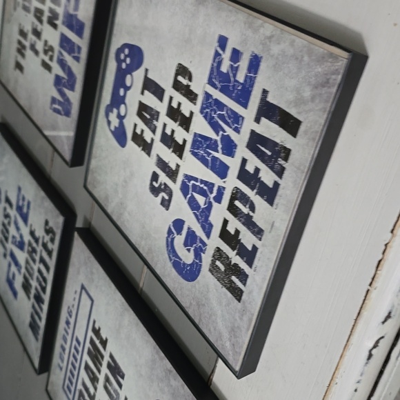 Framed gamer pictures - Picture 2 of 2